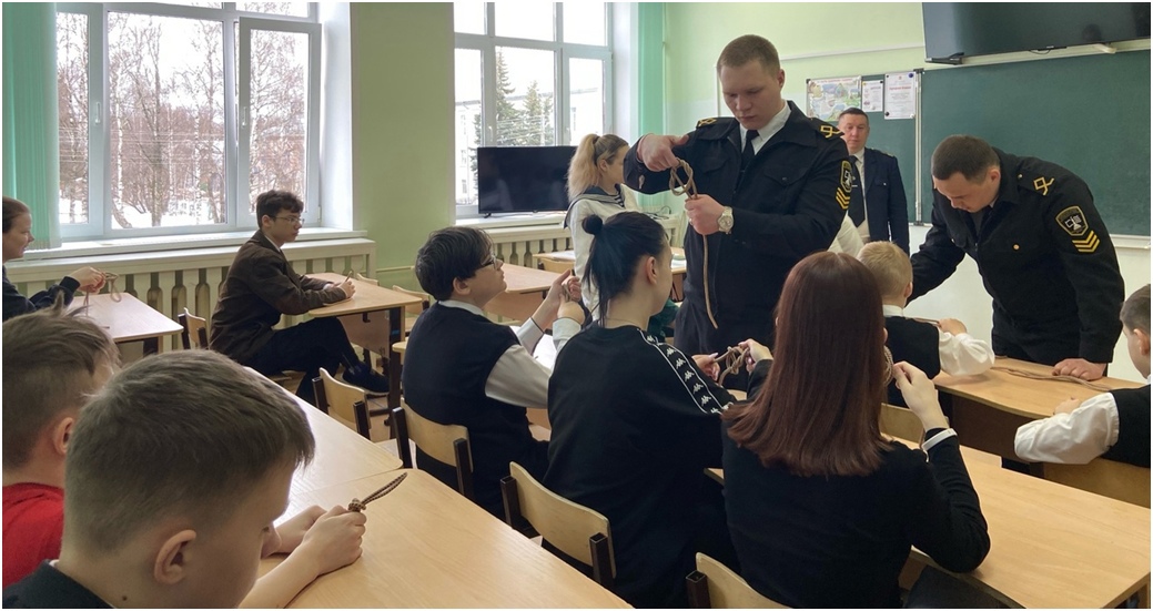 Мастер-класс по вязанию морских узлов (Проводили курсанты «Великоустюгского речного училища» (2 и 3 курса), педагог ВУРУ Овдов Иван Сергеевич)